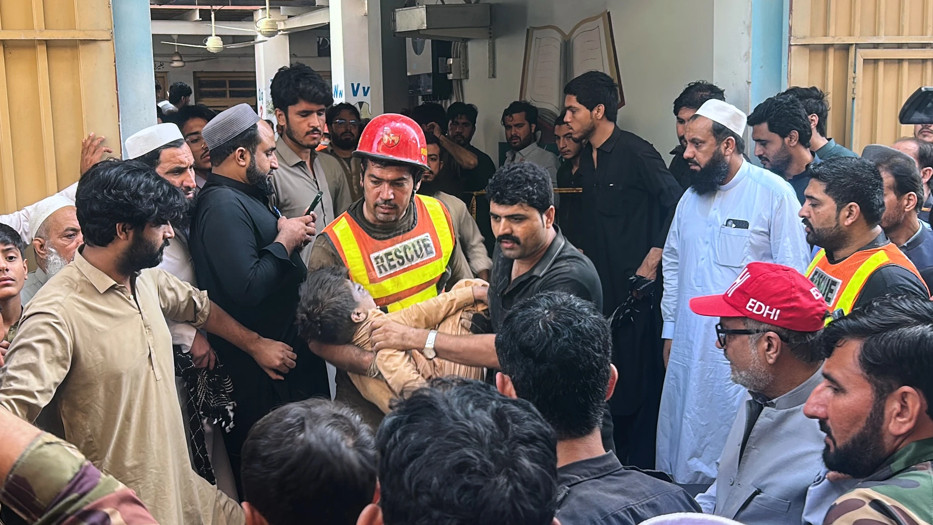 28 niños muertos tras colapso de escuela en Peshawar