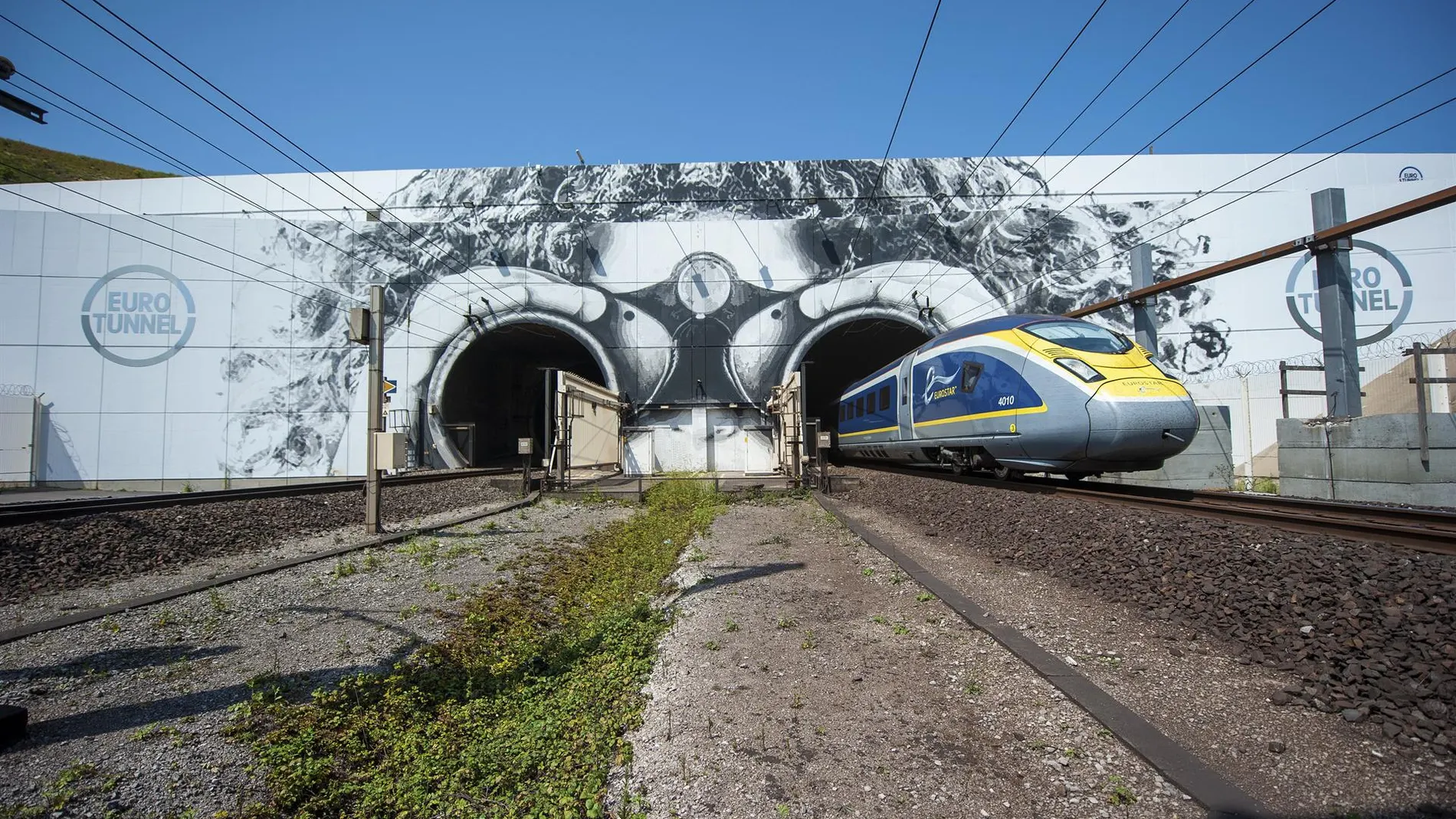 Choque entre minibús y tren en Eurotúnel deja 19 heridos