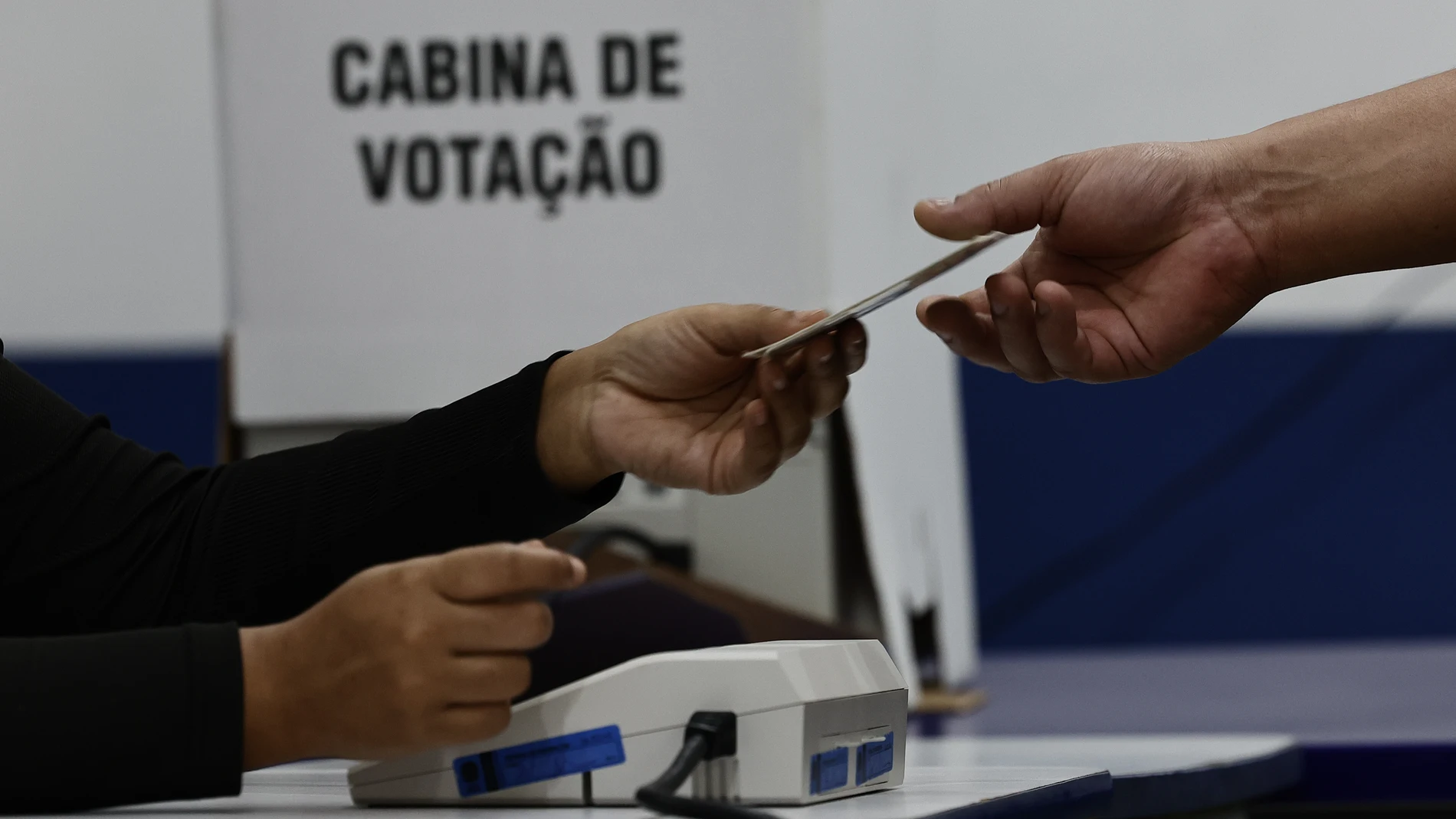 Brasil cierra urnas y se prepara para segunda vuelta