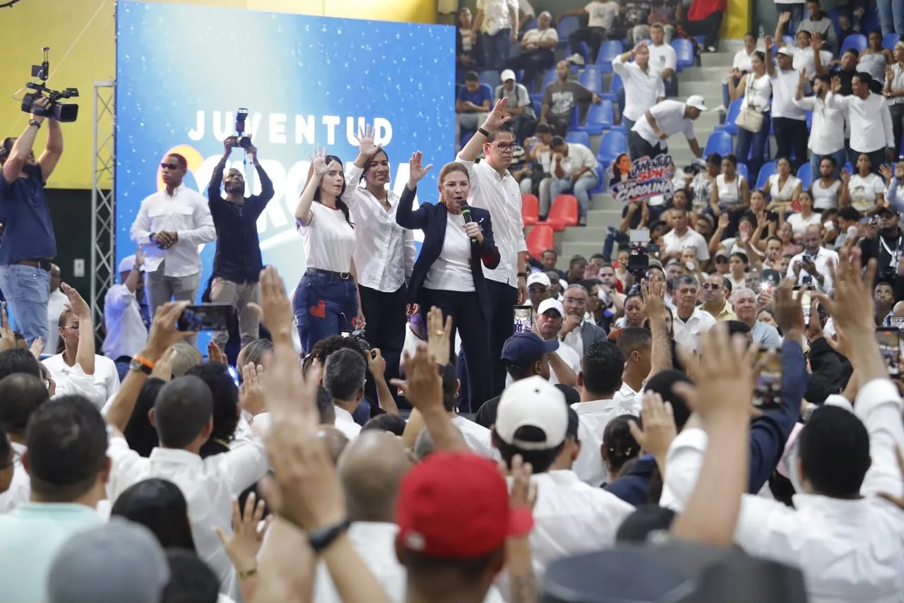 Carolina Mejía reafirma compromiso juvenil rumbo a 2028