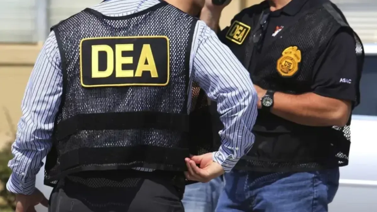 Trampa de la DEA atrapa a dos agentes DNCD con cocaína falsa