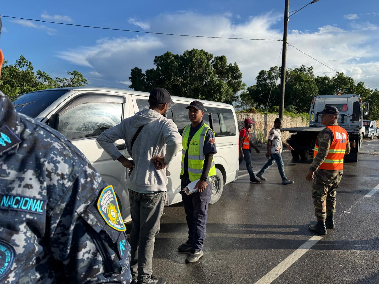 INTRANT retiene autobuses operados por haitianos irregulares en Bávaro