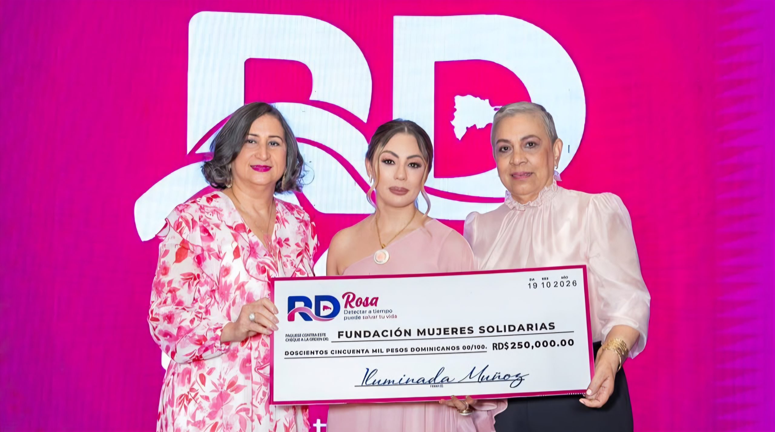 Iluminada Muñoz dona 500 mil pesos contra el cáncer