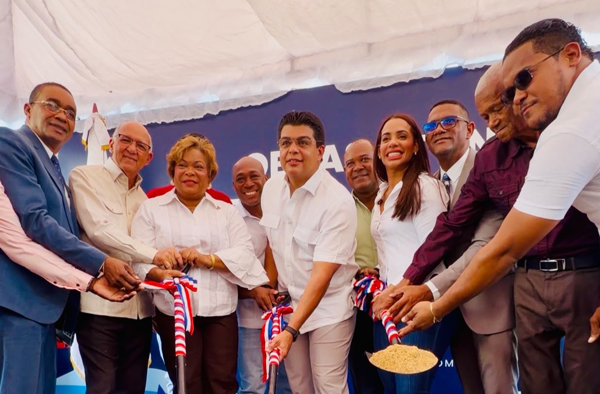 Fellito Suberví inicia saneamiento en cañada Boronota, SDN