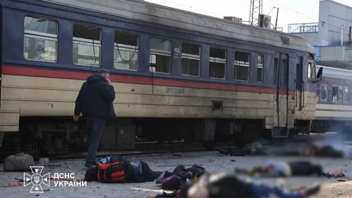 Al menos 13 muertos en ataque ruso a estación de tren en Ucrania