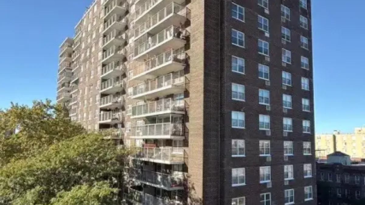 Dominicano arrestado por empujar expareja y bebé desde piso 15 en El Bronx