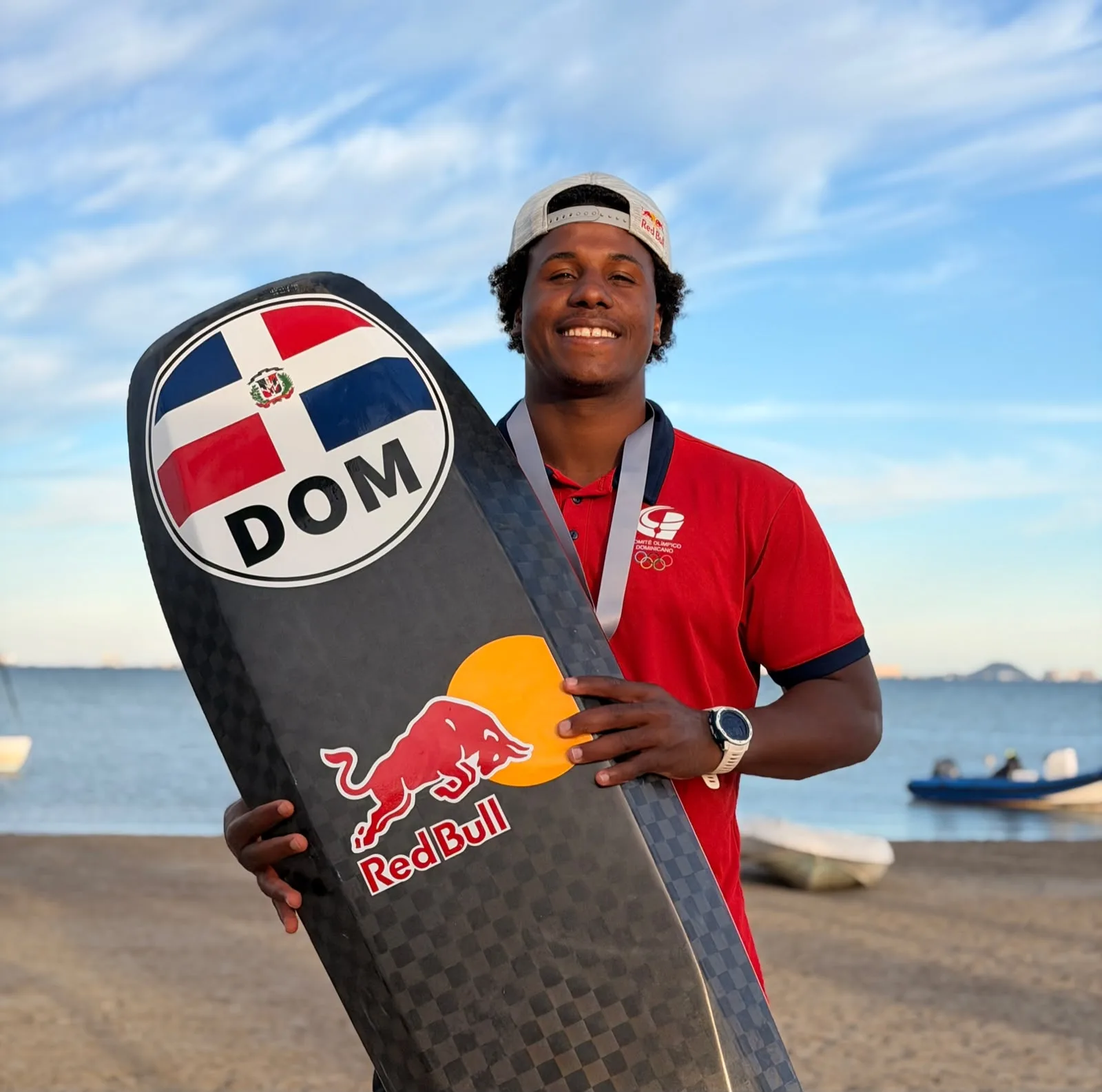 Deury Corniel gana plata en kitesurf y enaltece a Dominicana