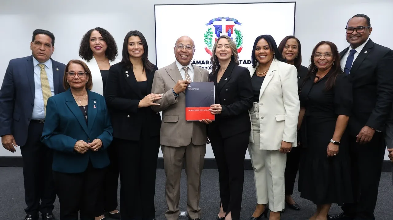 Alfredo Pacheco recibe la Ley Mirabal del Ministerio de la Mujer