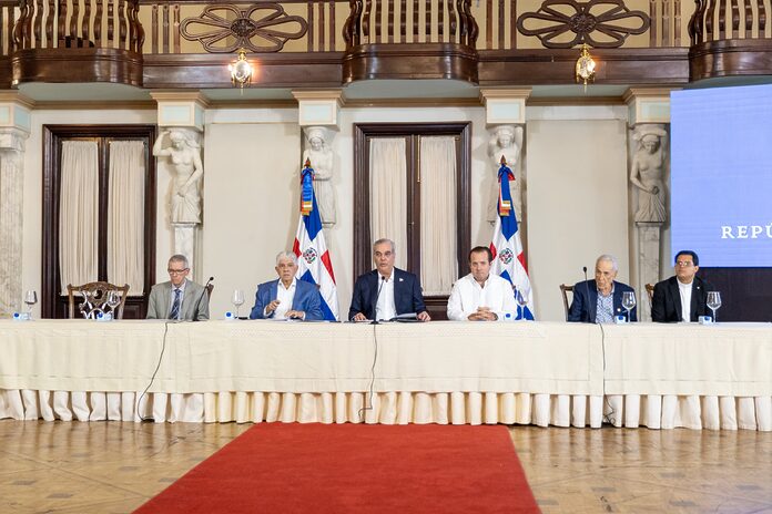 Abinader anuncia inversión de 31 mil millones en obras viales