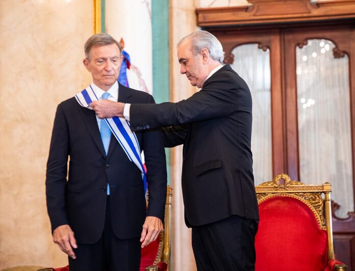 Abinader condecora al excanciller Roberto Álvarez con Orden del Mérito